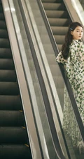 孙怡甜美可人三叶草连衣长裙写真，舞台照图片