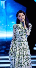 孙怡甜美可人三叶草连衣长裙写真，舞台照图片