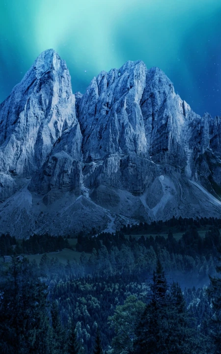 青色极光下的冰山美景，此景着实不常见啊！