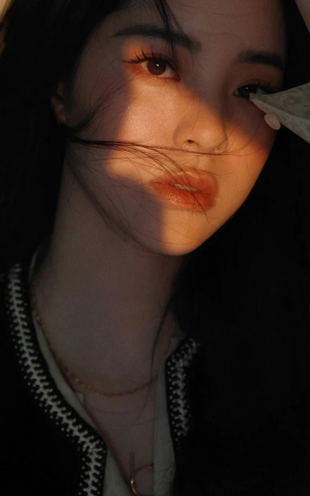 欧阳娜娜休闲牛仔裤穿着复古色街拍写真