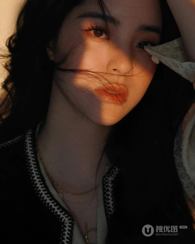 欧阳娜娜休闲牛仔裤穿着复古色街拍写真