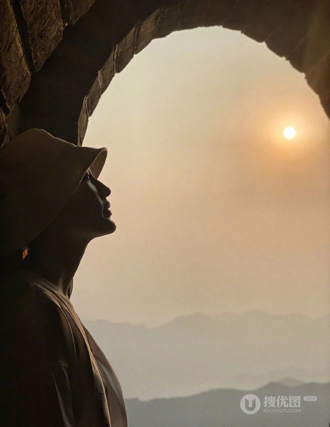 戴着帽子的李沁休闲装白T恤牛仔裤游长城旅拍美照