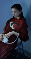 林允尝试不同服饰，场景登暗黑风格杂志写真，酷美，梦幻，美感十足