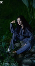 林允尝试不同服饰，场景登暗黑风格杂志写真，酷美，梦幻，美感十足