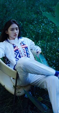 林允尝试不同服饰，场景登暗黑风格杂志写真，酷美，梦幻，美感十足