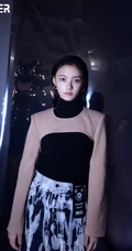 林允尝试不同服饰，场景登暗黑风格杂志写真，酷美，梦幻，美感十足