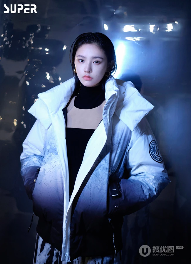 林允尝试不同服饰，场景登暗黑风格杂志写真，酷美，梦幻，美感十足