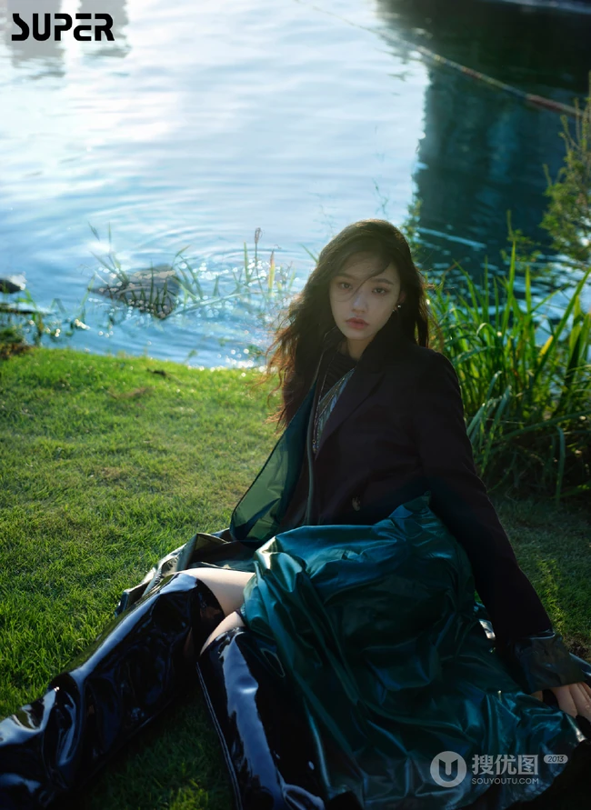 林允尝试不同服饰，场景登暗黑风格杂志写真，酷美，梦幻，美感十足