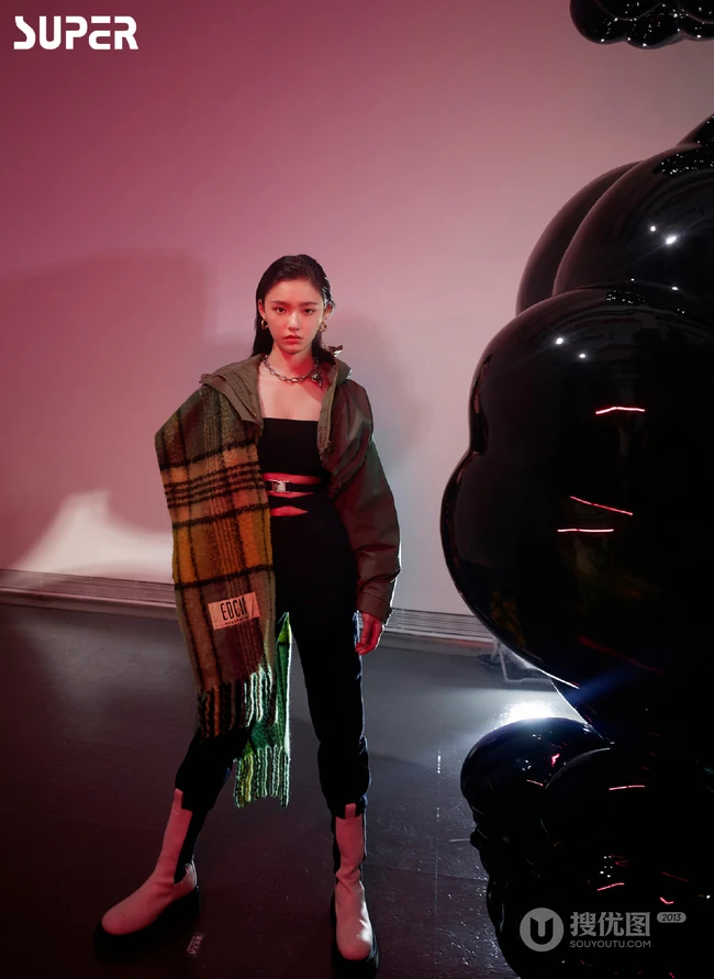 林允尝试不同服饰，场景登暗黑风格杂志写真，酷美，梦幻，美感十足