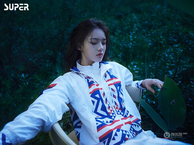 林允尝试不同服饰，场景登暗黑风格杂志写真，酷美，梦幻，美感十足