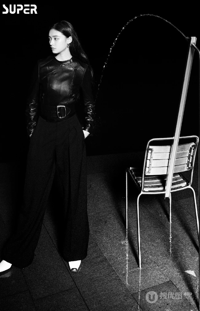 林允尝试不同服饰，场景登暗黑风格杂志写真，酷美，梦幻，美感十足