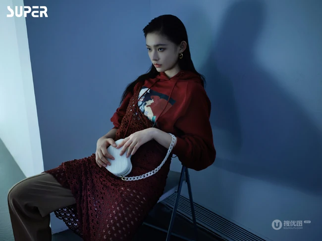 林允尝试不同服饰，场景登暗黑风格杂志写真，酷美，梦幻，美感十足