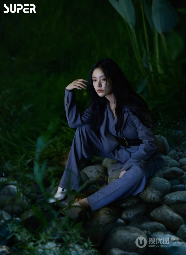 林允尝试不同服饰，场景登暗黑风格杂志写真，酷美，梦幻，美感十足