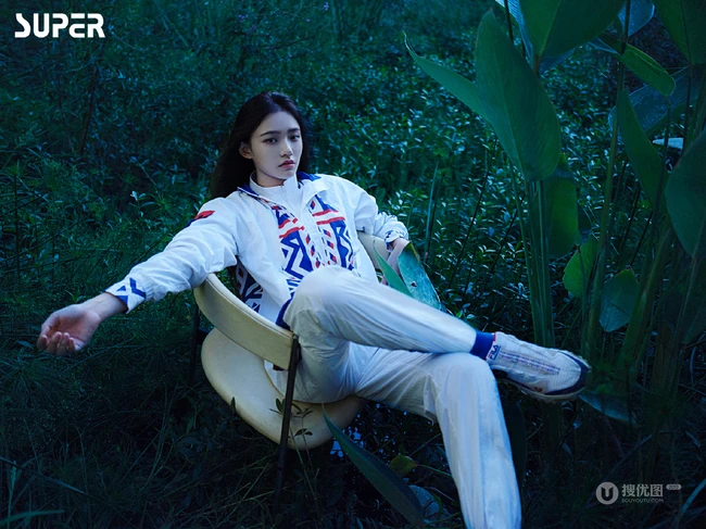 林允尝试不同服饰，场景登暗黑风格杂志写真，酷美，梦幻，美感十足