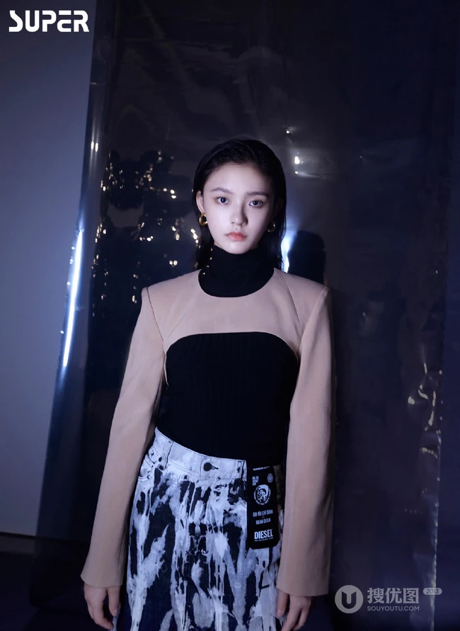林允尝试不同服饰，场景登暗黑风格杂志写真，酷美，梦幻，美感十足