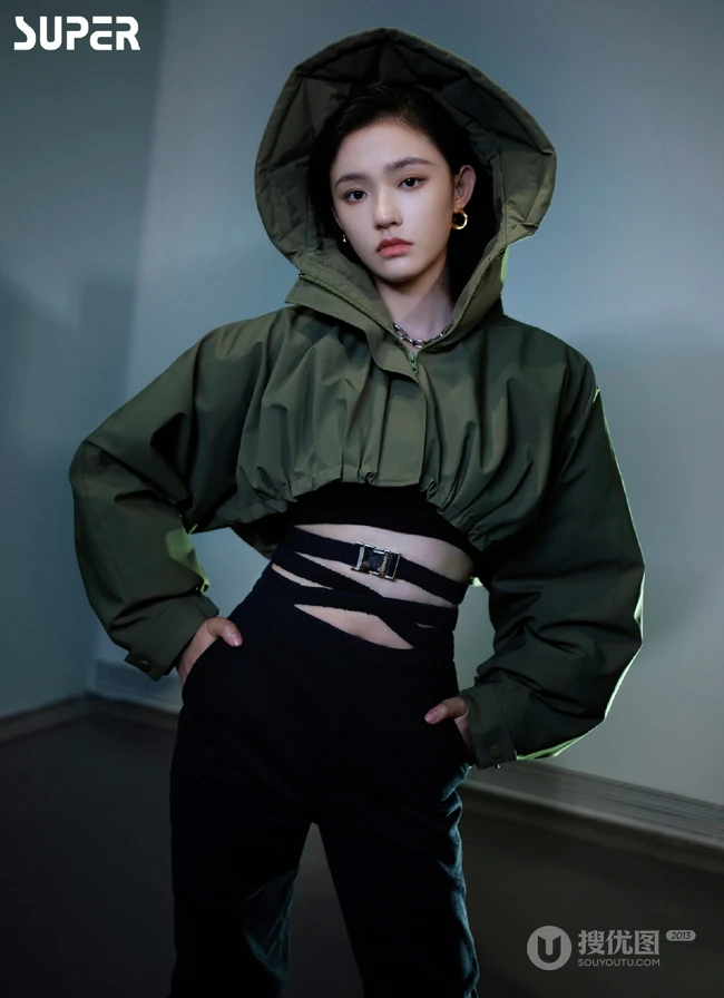 林允尝试不同服饰，场景登暗黑风格杂志写真，酷美，梦幻，美感十足