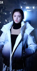 林允尝试不同服饰，场景登暗黑风格杂志写真，酷美，梦幻，美感十足