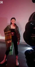 林允尝试不同服饰，场景登暗黑风格杂志写真，酷美，梦幻，美感十足