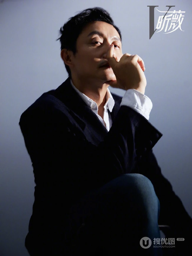 涂松岩最新昕薇杂志写真，休闲西装搭配牛仔裤魅力十足