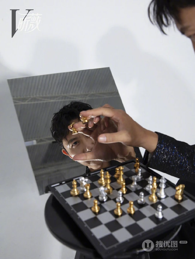 涂松岩最新昕薇杂志写真，休闲西装搭配牛仔裤魅力十足