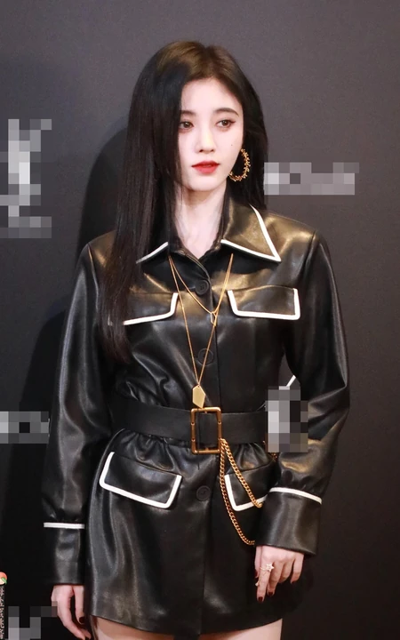 鞠婧祎黑色皮裙大衣参加活动无美颜照片