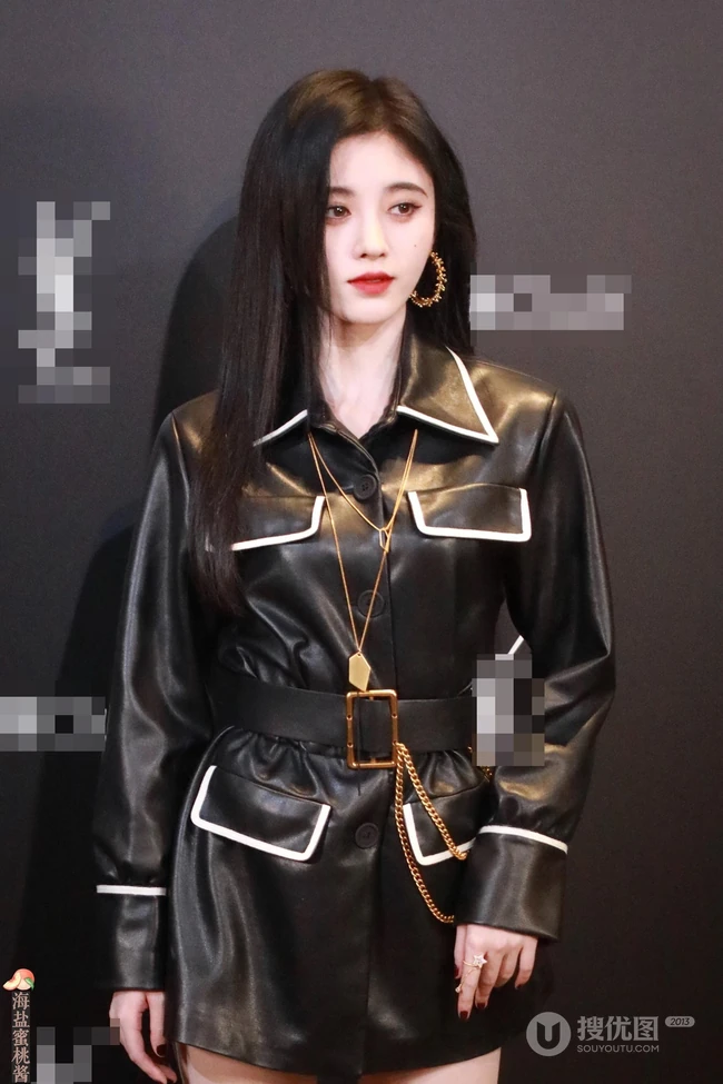 鞠婧祎黑色皮裙大衣参加活动无美颜照片