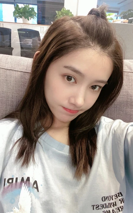 李沐宸微博晒高清素颜自拍可爱甜美照片