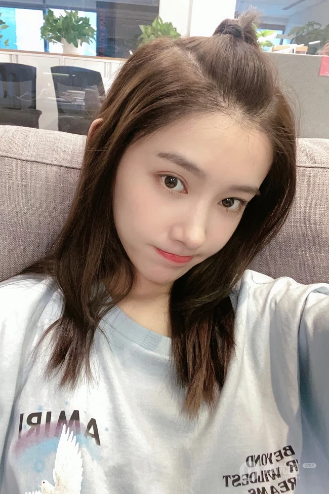 李沐宸微博晒高清素颜自拍可爱甜美照片