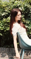 硬糖少女303女生成员刘些宁清新连衫白裙街拍美照