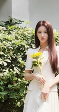 硬糖少女303女生成员刘些宁清新连衫白裙街拍美照