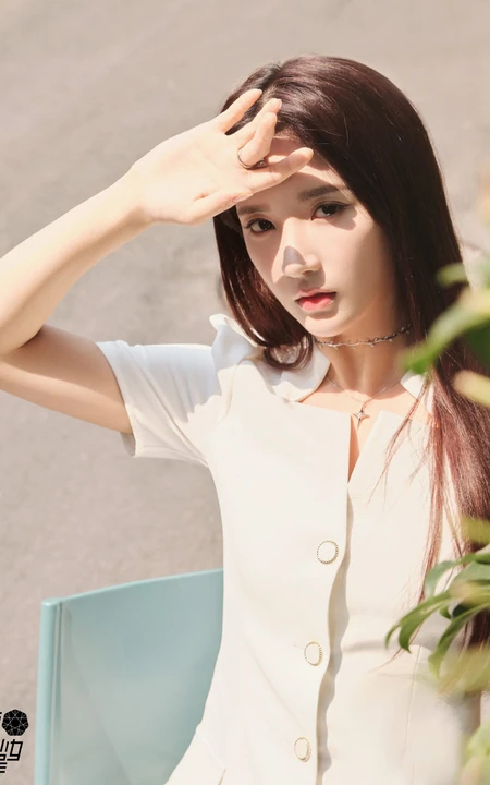 硬糖少女303女生成员刘些宁清新连衫白裙街拍美照