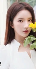 硬糖少女303女生成员刘些宁清新连衫白裙街拍美照