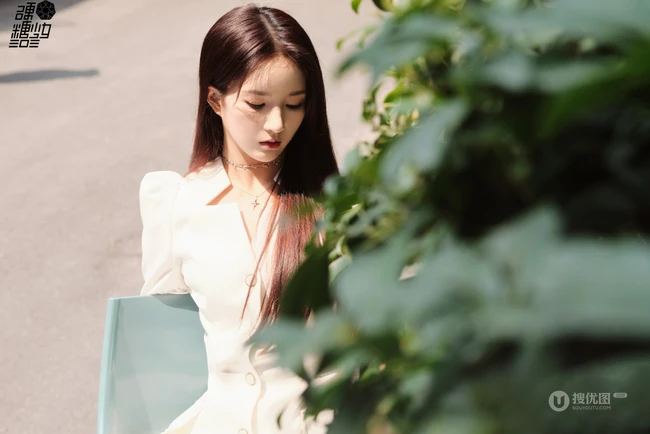 硬糖少女303女生成员刘些宁清新连衫白裙街拍美照