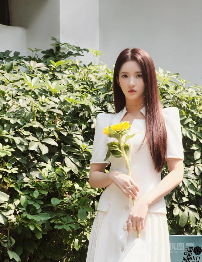 硬糖少女303女生成员刘些宁清新连衫白裙街拍美照