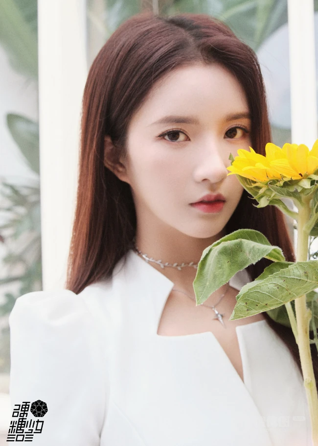 硬糖少女303女生成员刘些宁清新连衫白裙街拍美照