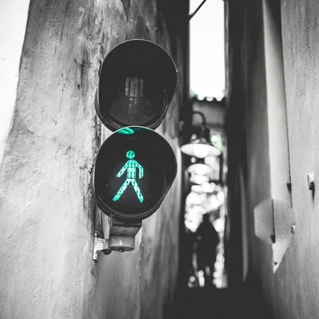 不出声的"交通警察"，交通信号灯红绿灯图片