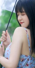 清纯甜美印花肩带长裙女生手拿雨伞超美户外清新写真照