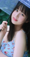 清纯甜美印花肩带长裙女生手拿雨伞超美户外清新写真照