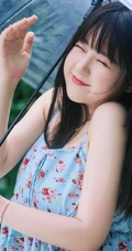 清纯甜美印花肩带长裙女生手拿雨伞超美户外清新写真照