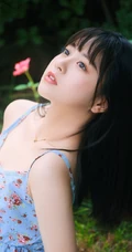 清纯甜美印花肩带长裙女生手拿雨伞超美户外清新写真照