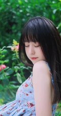 清纯甜美印花肩带长裙女生手拿雨伞超美户外清新写真照