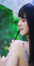 清纯甜美印花肩带长裙女生手拿雨伞超美户外清新写真照