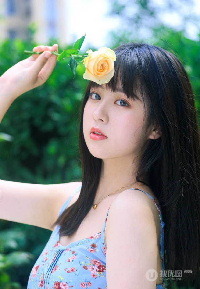 清纯甜美印花肩带长裙女生手拿雨伞超美户外清新写真照