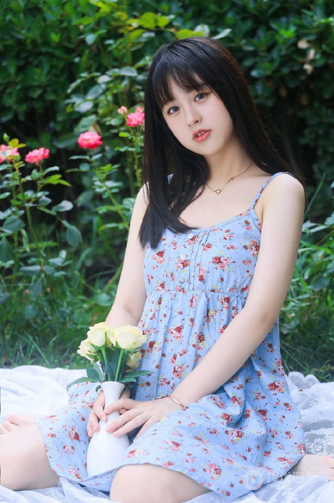 清纯甜美印花肩带长裙女生手拿雨伞超美户外清新写真照