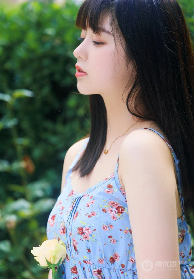 清纯甜美印花肩带长裙女生手拿雨伞超美户外清新写真照