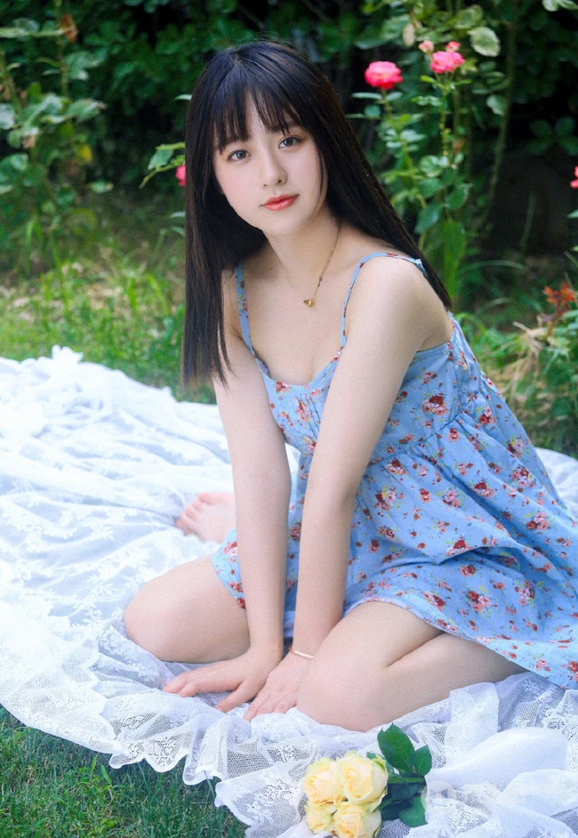 清纯甜美印花肩带长裙女生手拿雨伞超美户外清新写真照