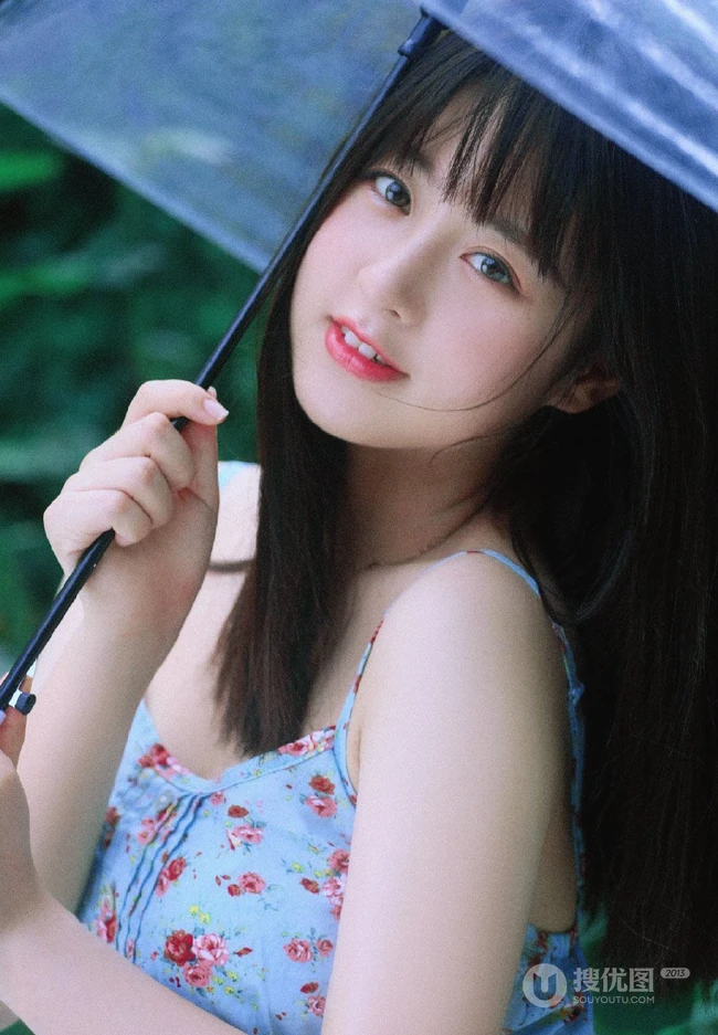 清纯甜美印花肩带长裙女生手拿雨伞超美户外清新写真照