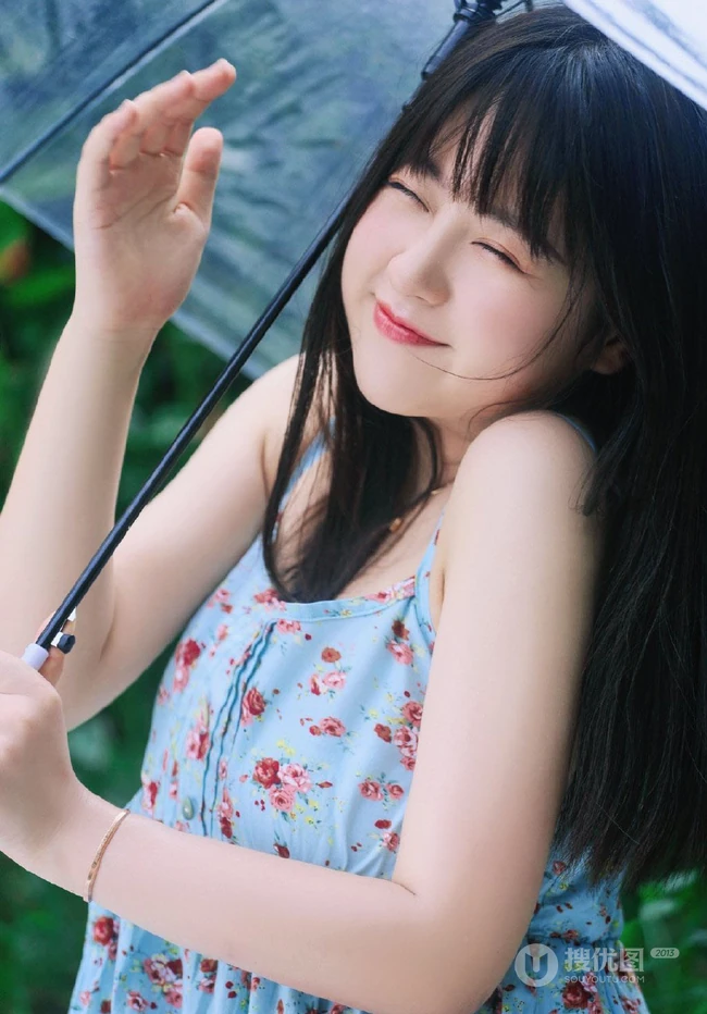 清纯甜美印花肩带长裙女生手拿雨伞超美户外清新写真照