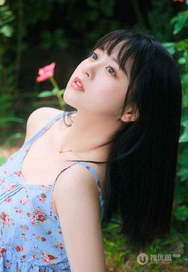 清纯甜美印花肩带长裙女生手拿雨伞超美户外清新写真照
