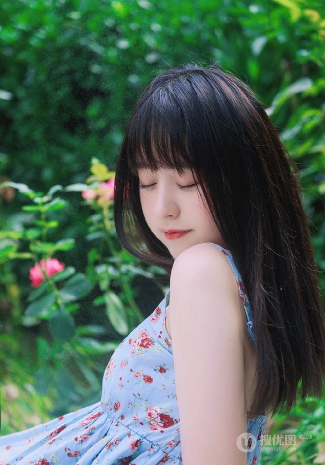 清纯甜美印花肩带长裙女生手拿雨伞超美户外清新写真照